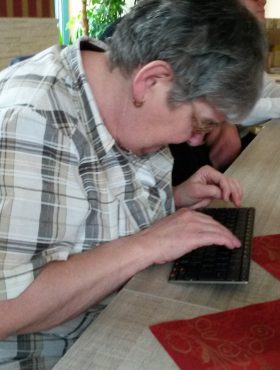 Bild 3 - Mitglieder der Interessengemeinschaft bei Präsentationen von Hilfsmitteln Bild 3 - Mitglied - PC Maulwürfe