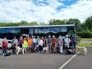 Gruppenbild der Teilnehmer - Weiterbildungsseminar Blindenführhundhalter